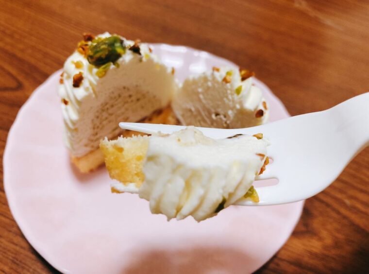 ピスタチオクリームケーキの1口